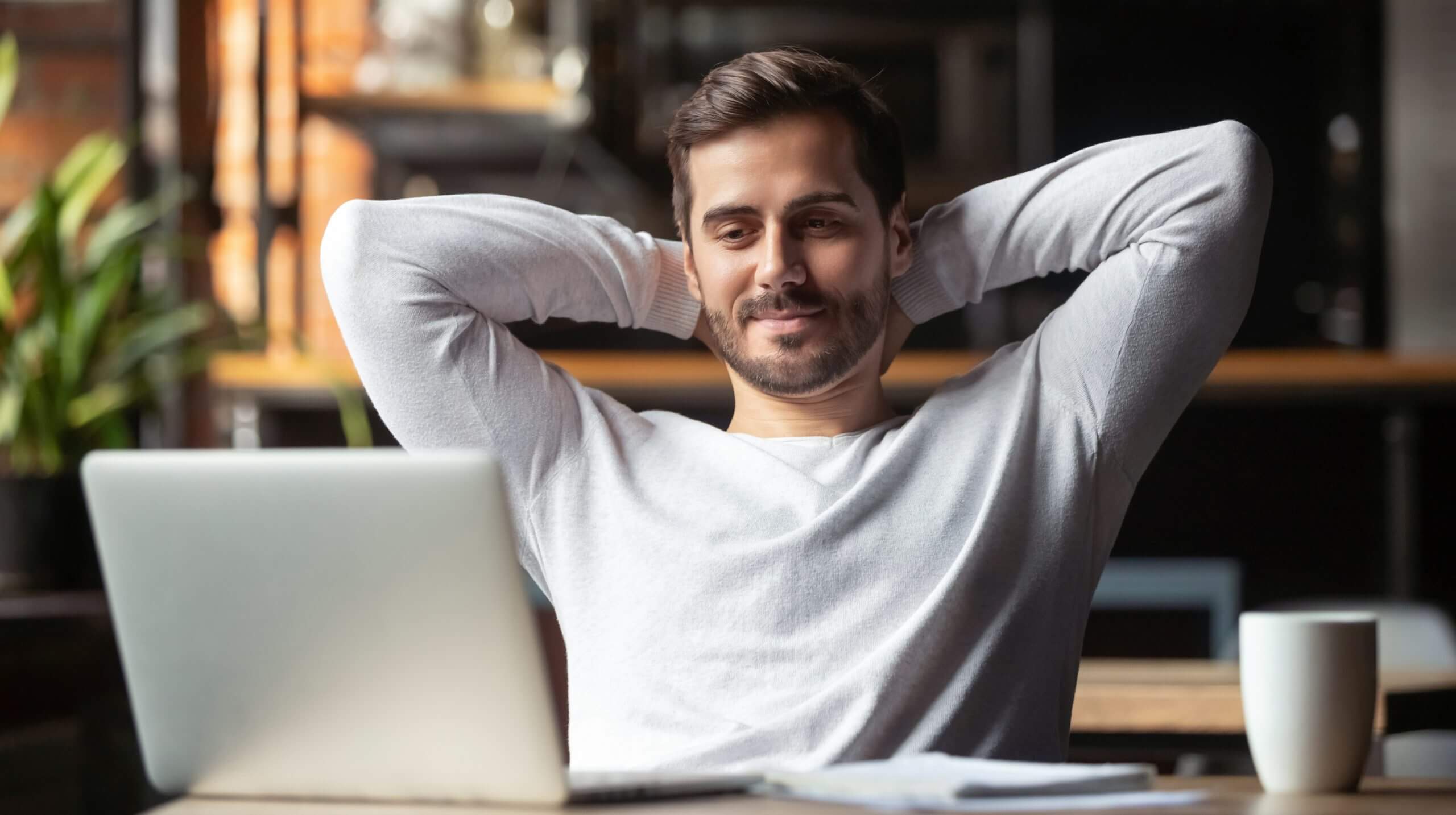 homme détendue devant son ordinateur