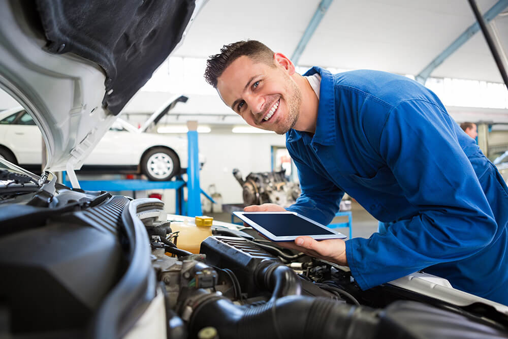 homme qui travaille dans l'automobile